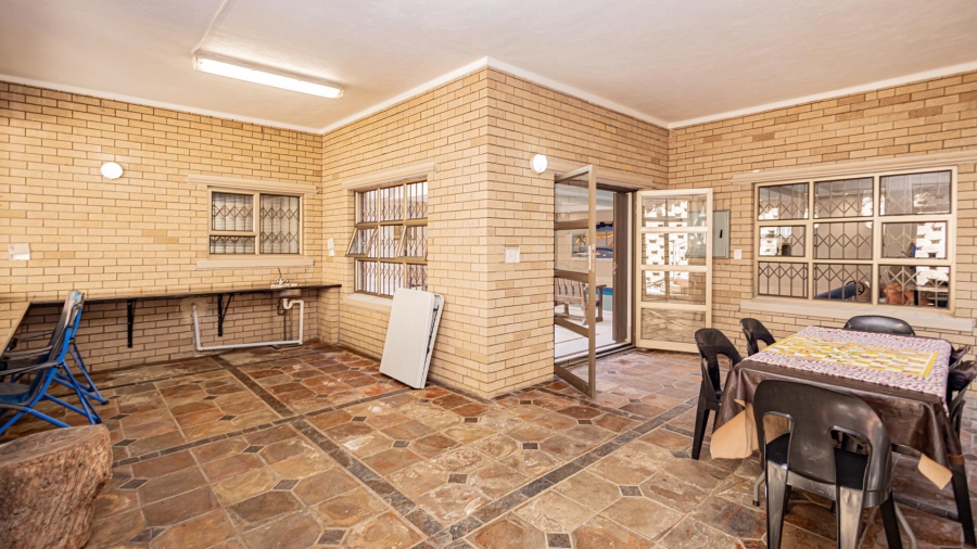 7 Bedroom Property for Sale in Plattekloof Western Cape